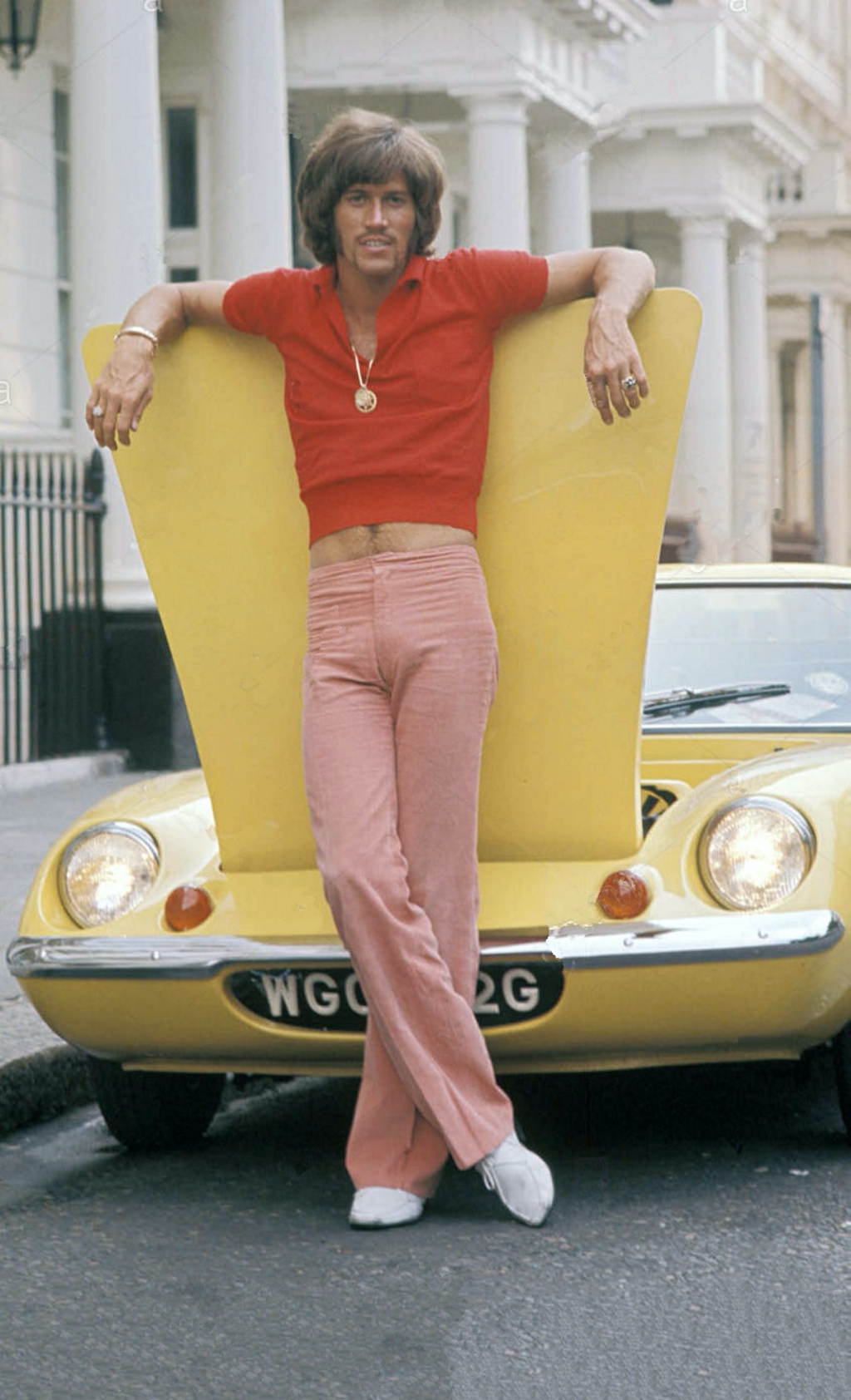 Barry Gibbs de los Bee Gees delante de su casa en Londres con su Lotus Elite S2 en 1968 | Tony Gale 2