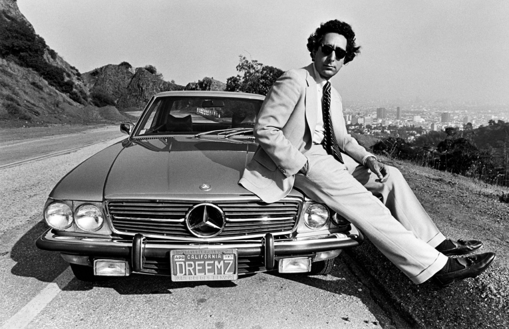 Ben Stein posando con su Mercedes-Benz en 1980 | George Rose/Getty Images