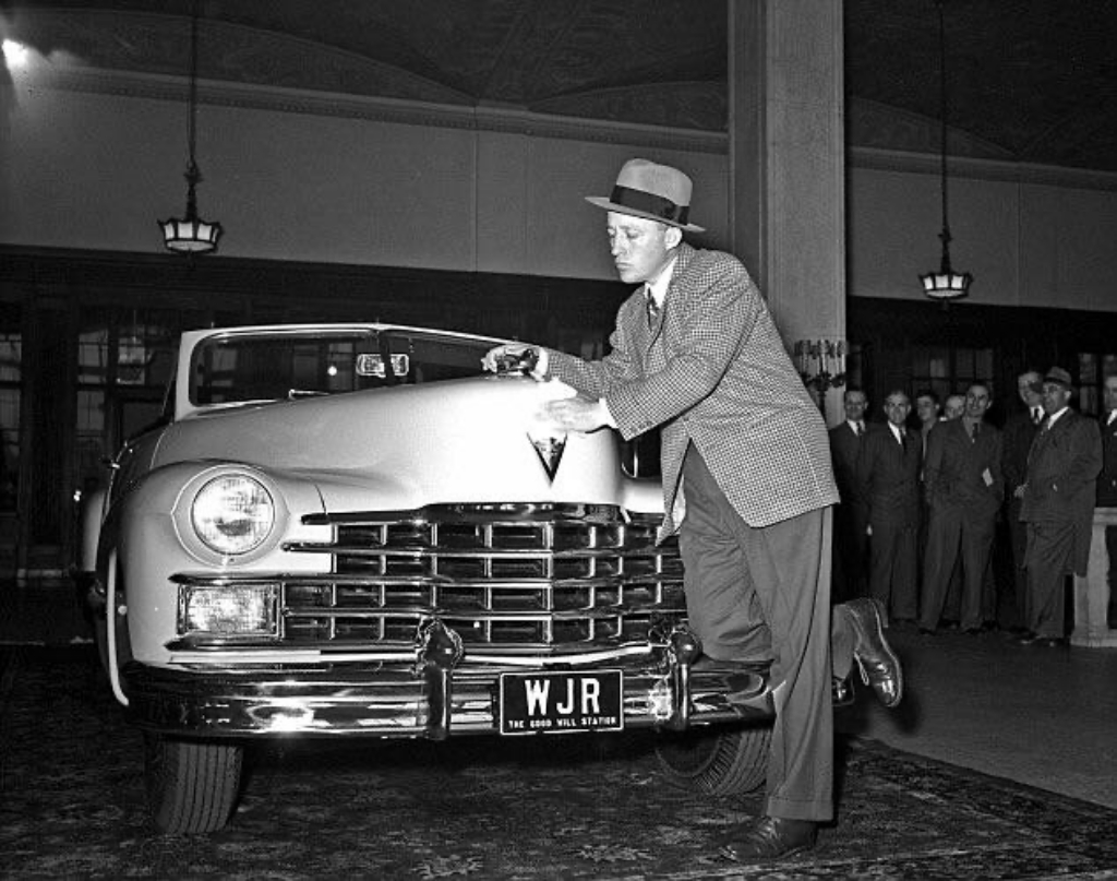 Bing Crosby recogiendo su nuevo Cadillac en 1947