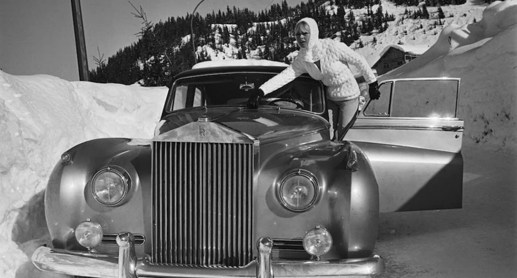 Brigitte Bardot en Méribel, Francia, con su Rolls-Royce Silver Cloud, alrededor de 1970 | Francois Gragnon/Paris Match/Getty Images