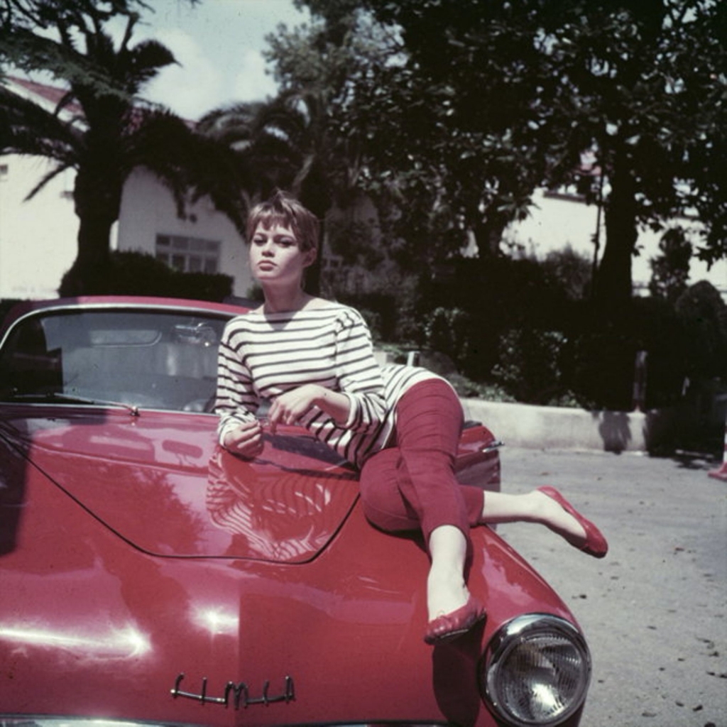 Brigitte Bardot posando sobre su Simca Aronde con sus famosos zapatos Repetto | Edward Quinn/Getty