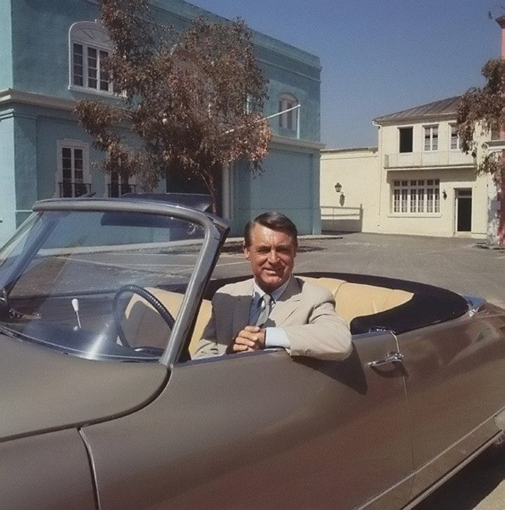 Cary Grant al volante de un Citroën DS Décapotable Chapron durante el rodaje de Suave como el visón en 1962