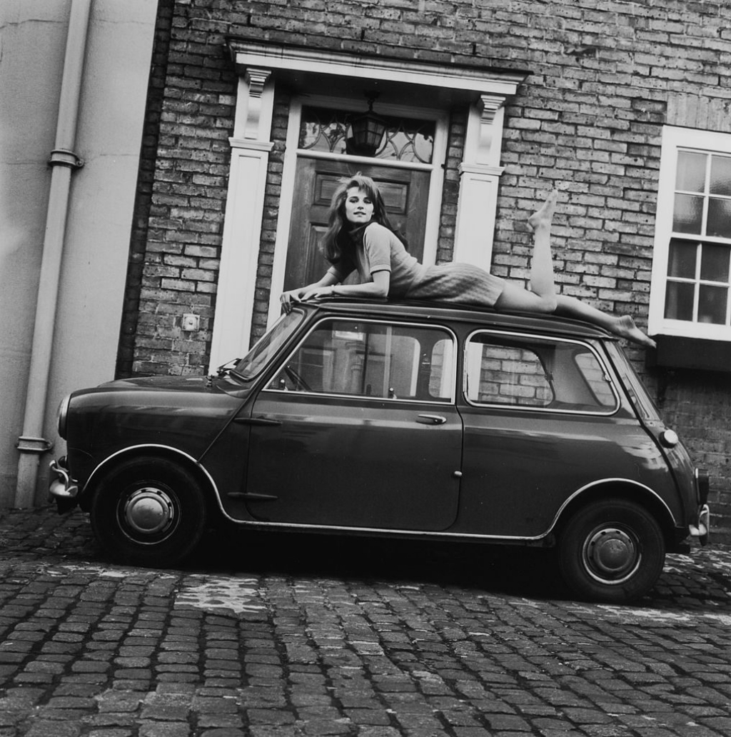 Charlotte Rampling sobre el techo de su Mini en 1967 | John Pratt/Hulton Archive/Getty Images