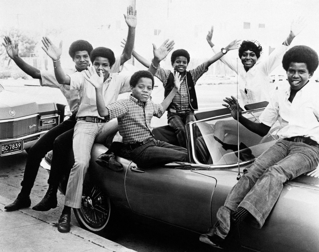 Diana Ross con los Jackson 5 a bordo de su Jaguar E-Type en 1970 | Larry Kastendiek/Getty