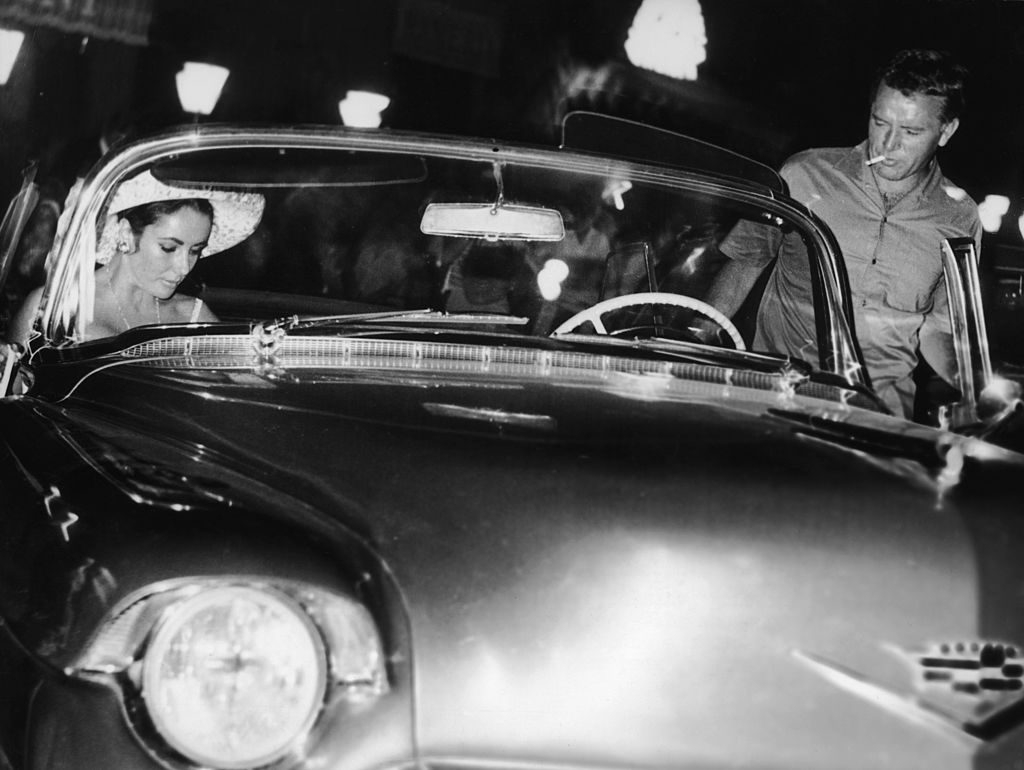 Elizabeth Taylor y Richard Burton saliendo de comer de un restaurante en la Piazza Navona de Roma en 1962 | Keystone/Hulton Archive/Getty Images