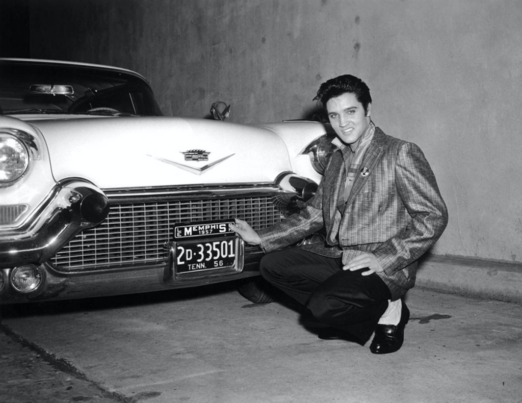 Elvis Presley con uno de sus Cadillac en 1957