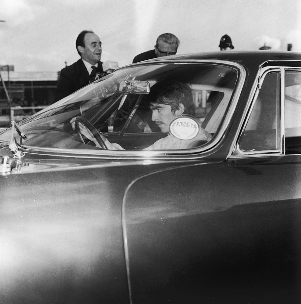 George Harrison a bordo de su Ferrari 275 GTB en 1966 | George Stroud/Hulton Archive/Getty Images