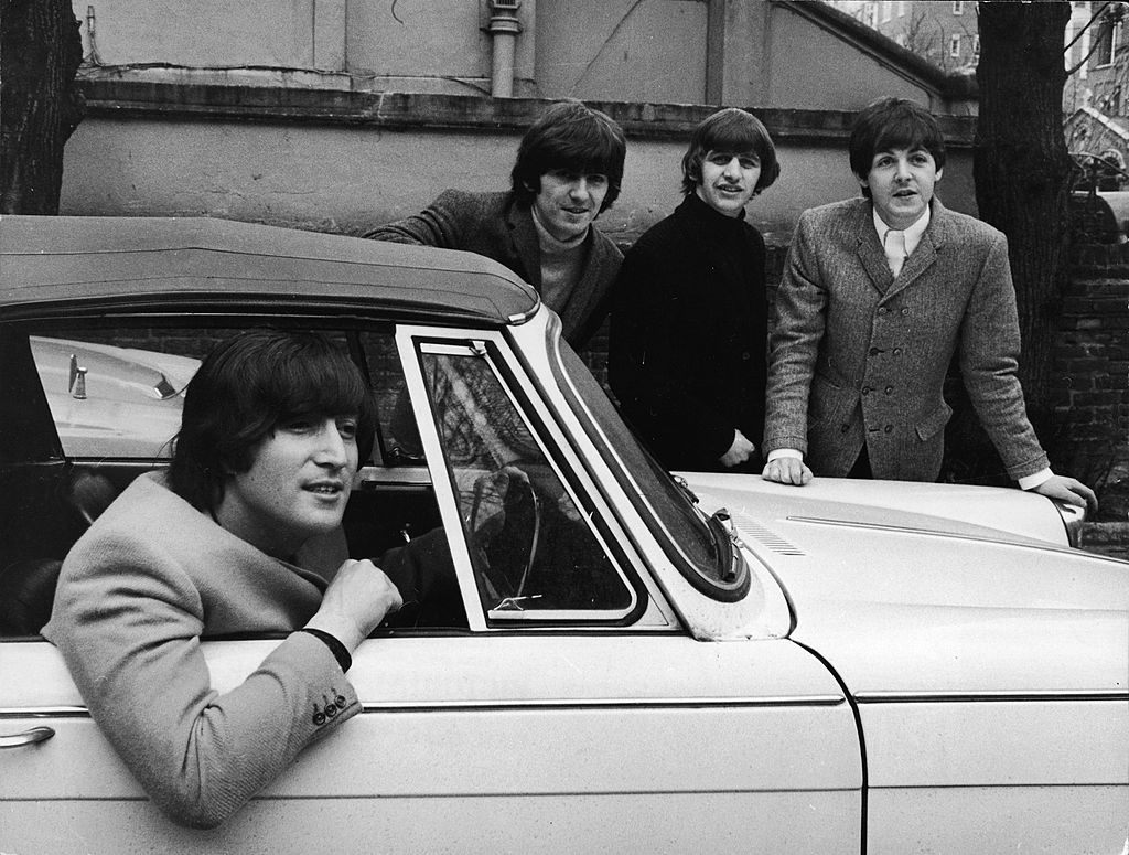 John Lennon con su Triumph Herald descapotable | Express Newspapers/Hulton Archive/Getty Images