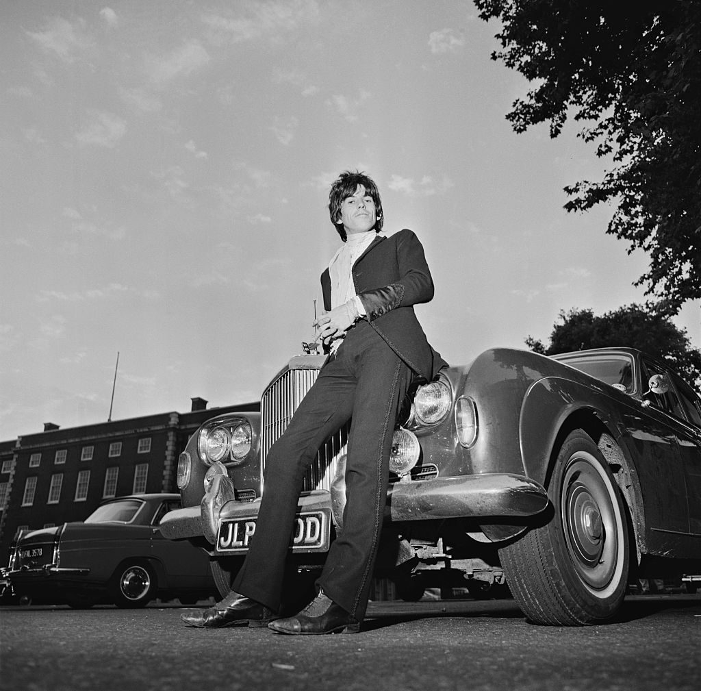 Keith Richards apoyándose sobre su Bentley en 1967 | Norman Potter/Hulton Archive/Getty Images