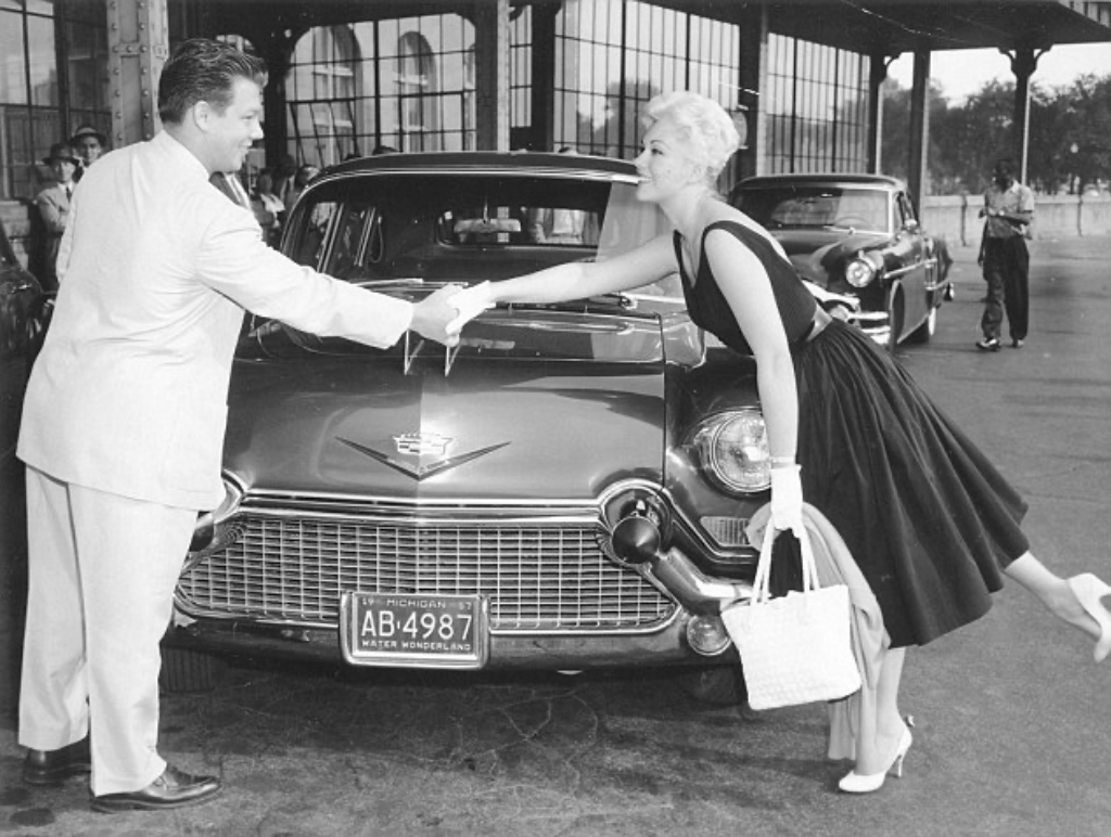 Kim Novak tomando posesión de su nuevo Cadillac en 1957