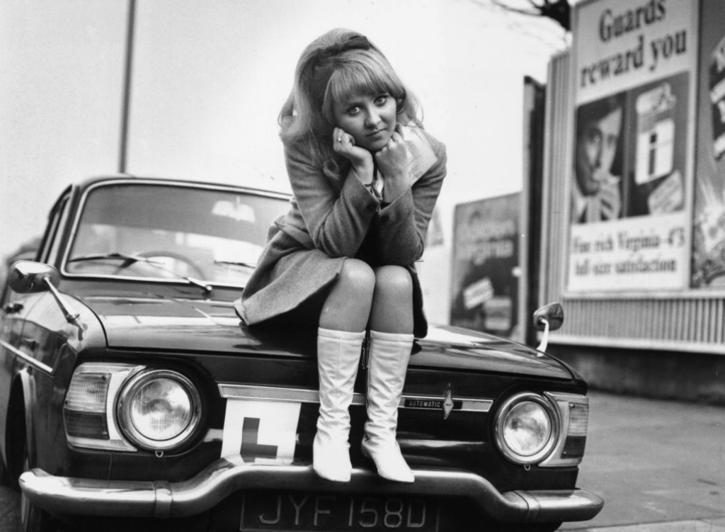 La cantante británica Lulu sobre un Renault 10, descepcionada por no haber pasado el examen de conducir | Jim Gray/Hulton Archive/Getty Images
