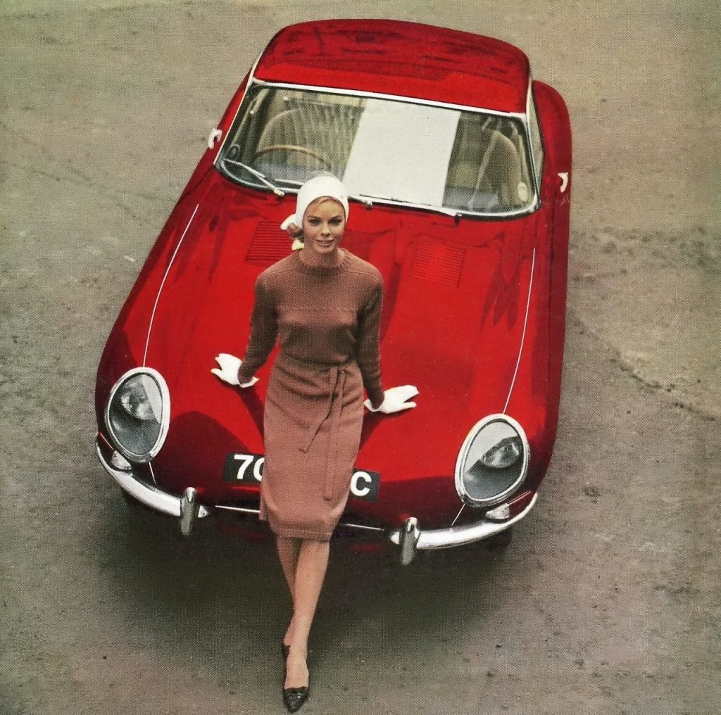 La modelo Bobo White posando con un Jaguar E-Type para la portada de Motor en 1964 | Marc Dimac