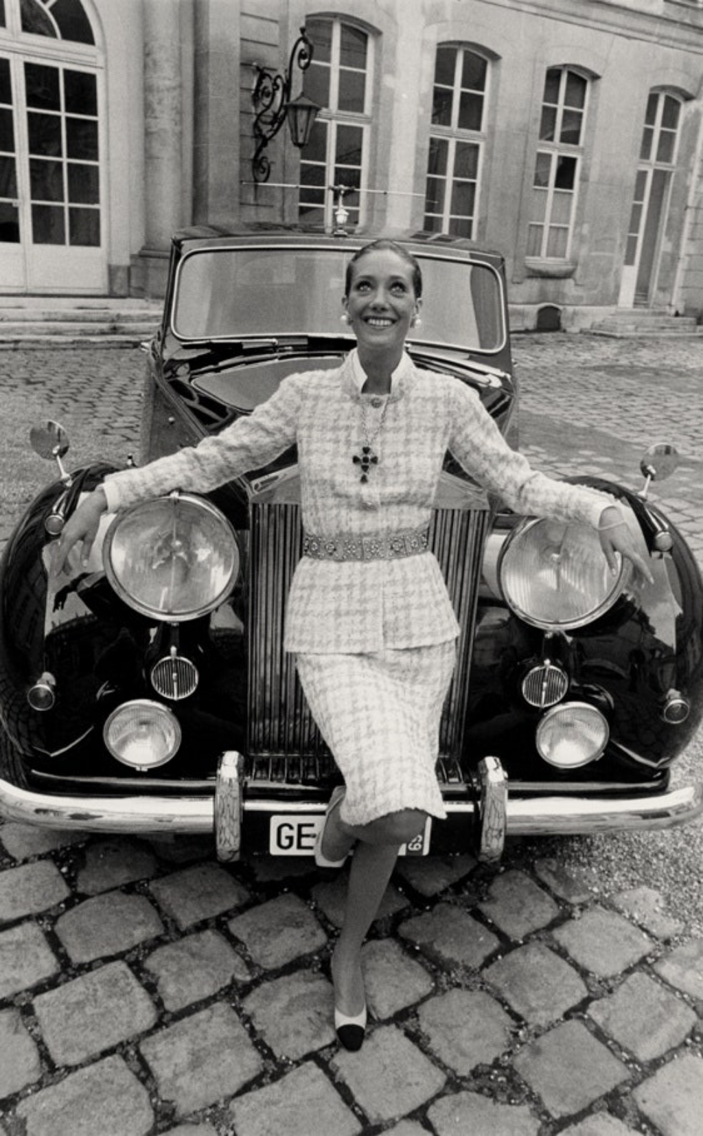 Marisa Berenson apoyada en un Rolls-Royce en 1969 | Condé Nast Archive