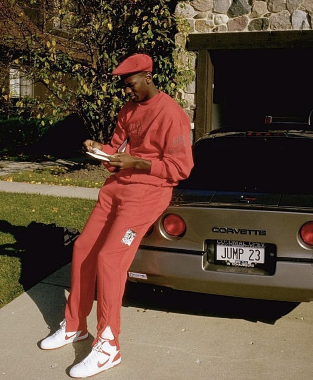 Michael Jordan y su Corvette C4 que obtuvo gracias a uno de sus primeros acuerdos de publicidad