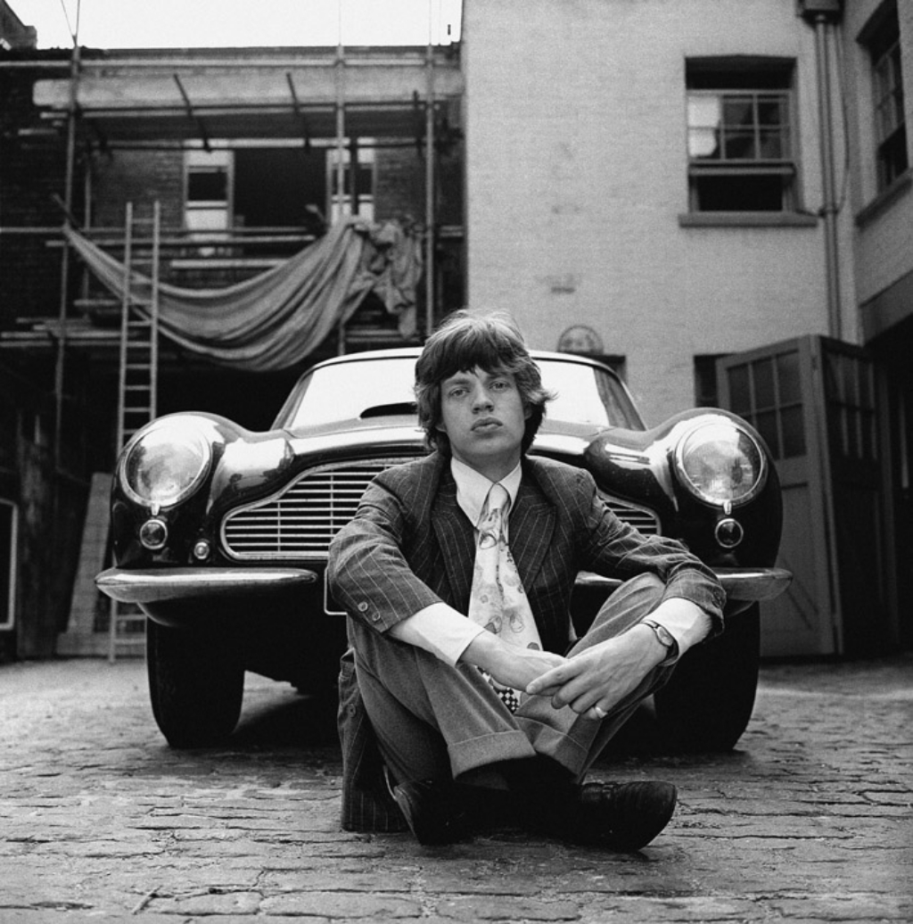 Mick Jagger con su Aston Martin DB6 en Londres en 1966 | Gered Mankowitz