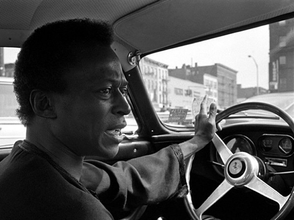 Miles Davis al volante de su Ferrari 275 GTB en Nueva York en 1969 | Baron Wolman