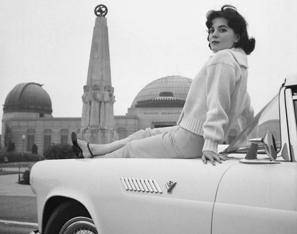 Natalie Wood sobre un Ford Thunderbird en Griffith Park, Los Angeles en 1957 | Charlotte Brooks