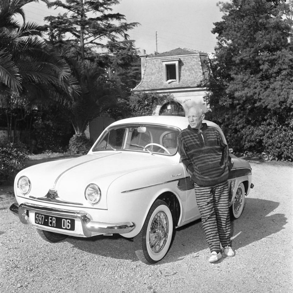 Pablo Picasso con su Renault Dauphine en Cannes en 1962
