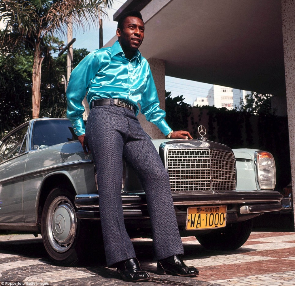 Pelé junto a su Mercedes-Benz en 1970 | Popperfoto/Getty Images