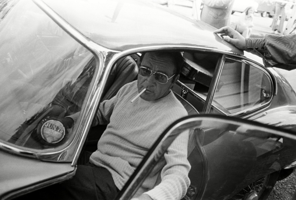 Richard Burton saliendo de un Jaguar E-Type en 1974