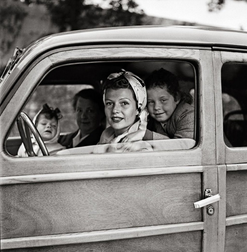 Rita Hayworth con sus hijas a bordo de su Fiat 508 C:1100 Nuova Balilla | Edward Quinn