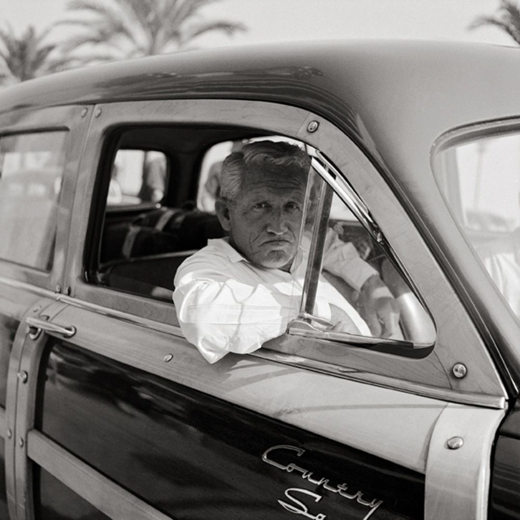 Spencer Tracey en su Ford Country Squire Woodie Wagon en Niza en 1953 | Edward Quinn