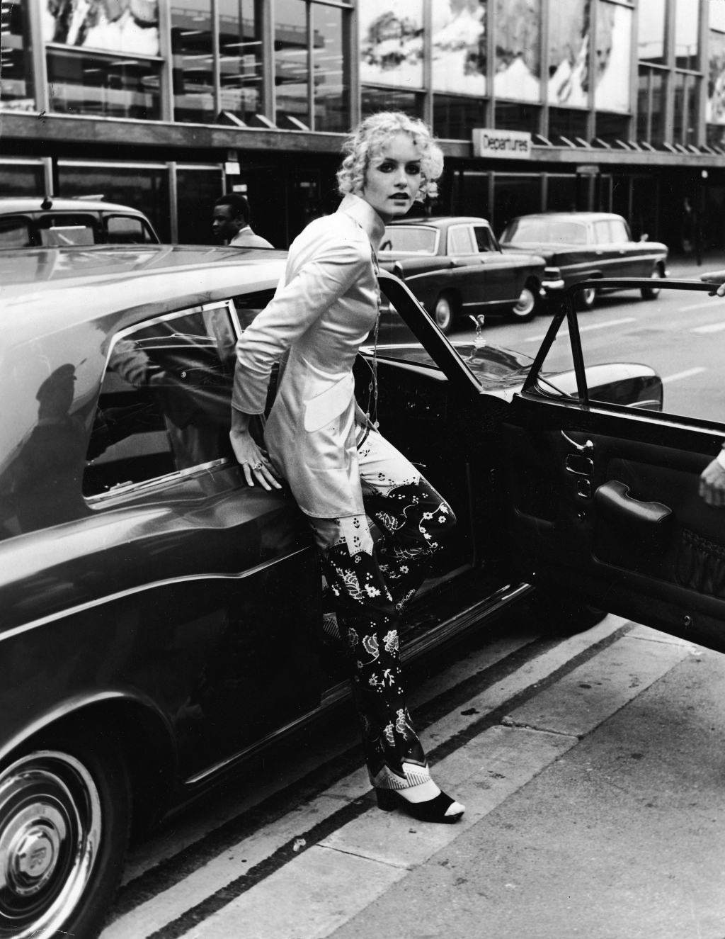 Twiggy bajando de su Rolls-Royce el 3.10.1970 | Express Newspapers/Getty Images