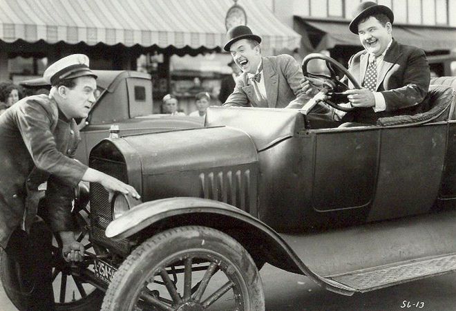 Fotograma de "Two tars" con un Ford T (1928)