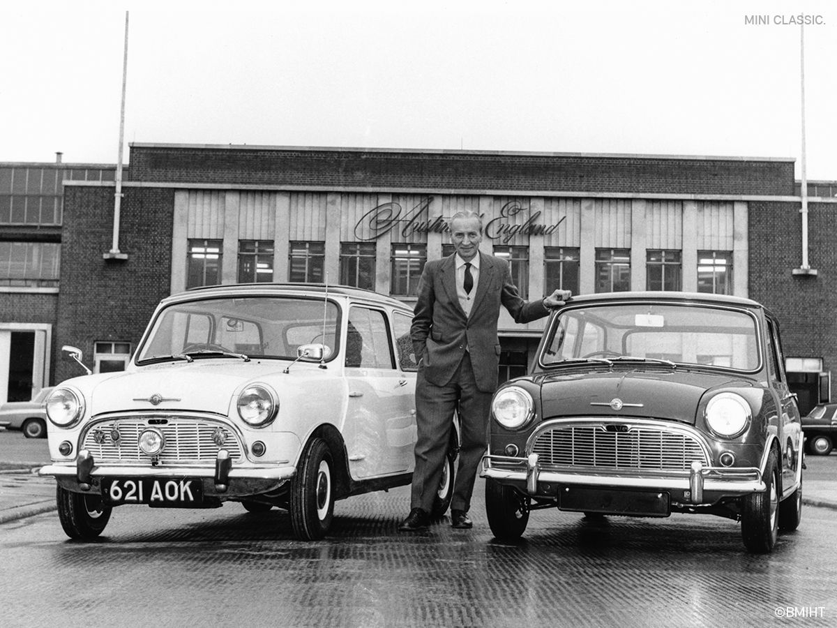 Sir Alec Issigonis con dos de sus retoños