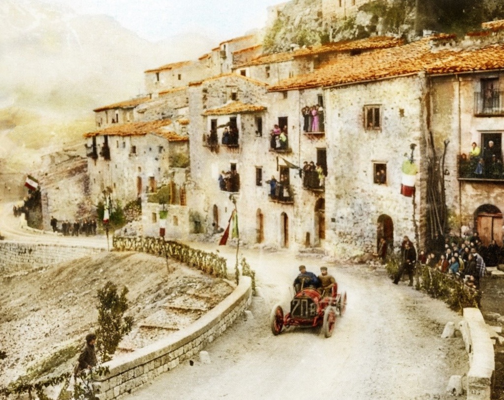 Felice Nazzaro atravesando el pueblo de Pettralia Sottana a bordo de un Fiat en la Targa Florio, Sicilia, 1907