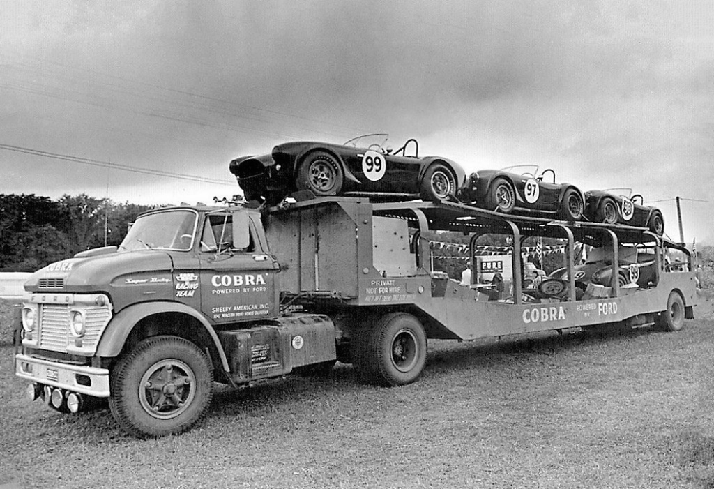 Camión del equipo Shelby American Cobra cargado en el Lago Elkhart antes de la carrera Road America 500 USRRC en 1963