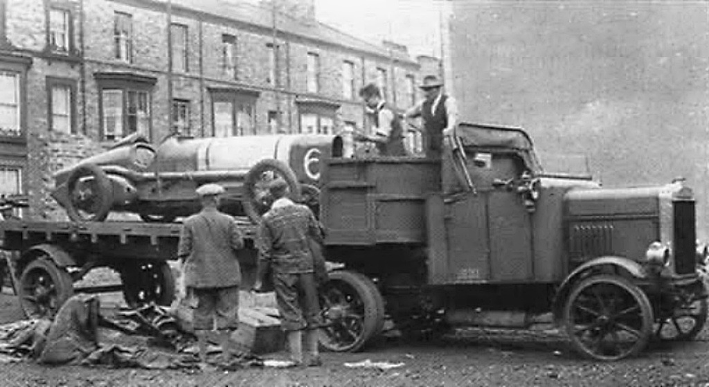 Camión Scammell cargado con un bólido Sunbeam 350 bhp, hacia 1920