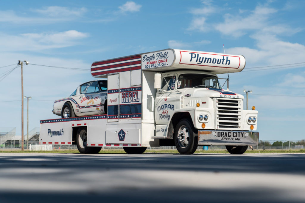 Camión Dodge C500 de 1965 cargado con un Plymouth Barracuda de 1966 | Barrett Jackson