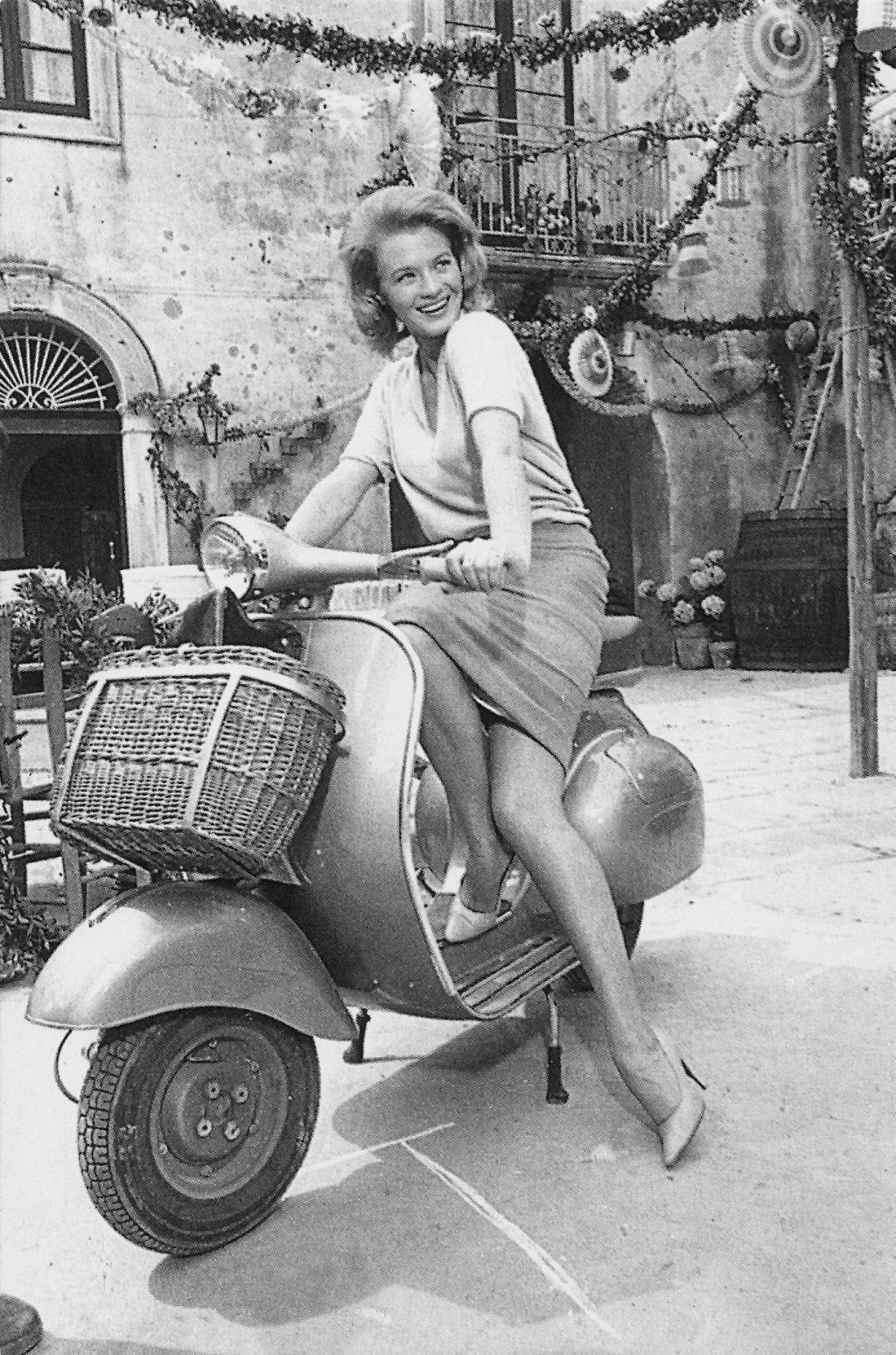 Stars & Cars 3 Angie Dickinson a los mandos de una Vespa en Italia hacia 1962