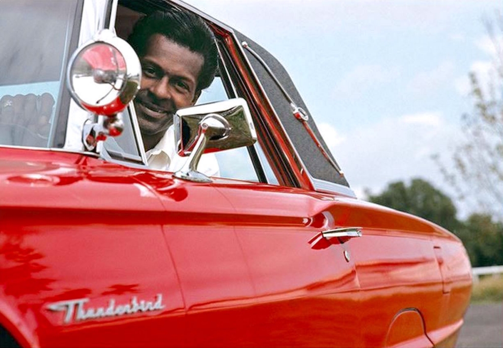 Stars & Cars 3 Chuck Berry conduciendo su Ford Thunderbird en 1964