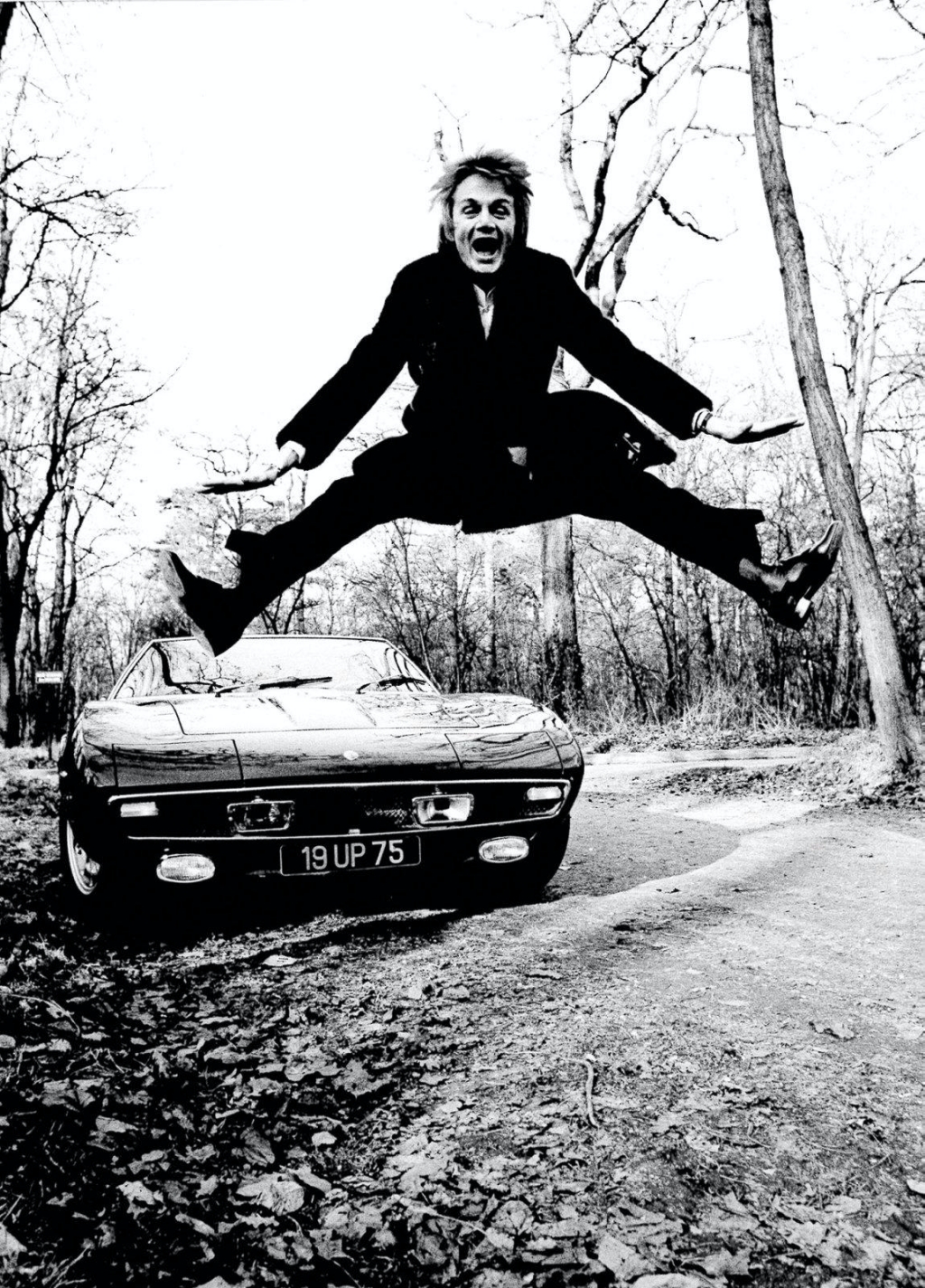 Stars & Cars 3 El cantante y compositor Claude Cloclo François saltando ante su Maserati Ghibli en 1969 | Tony Grylla.