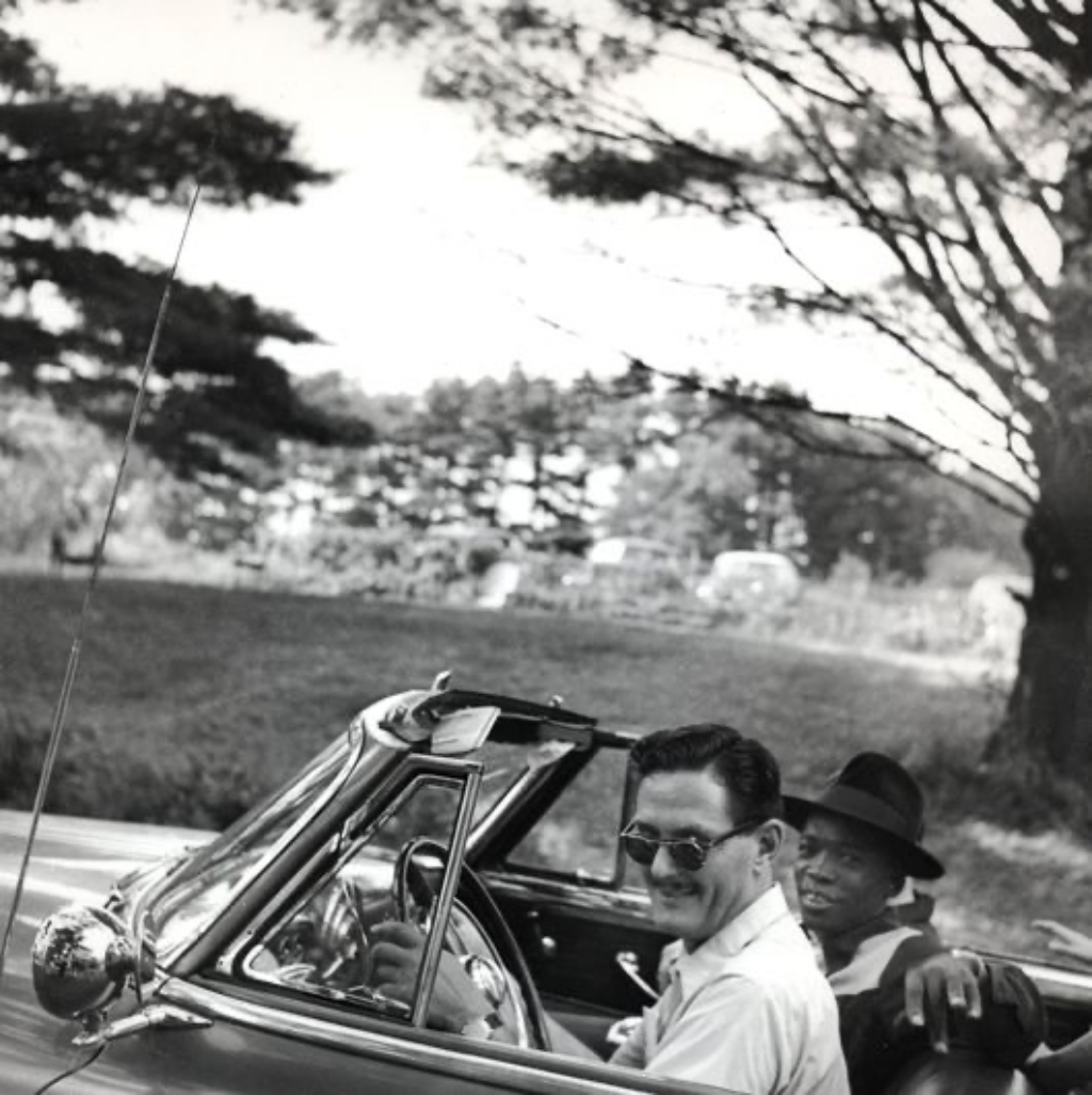 Stars & Cars 3 El crítico de jazz Marshall Stearns con un jovencísimo John Lee Hooker, en 1951 | Clemens Kalischer