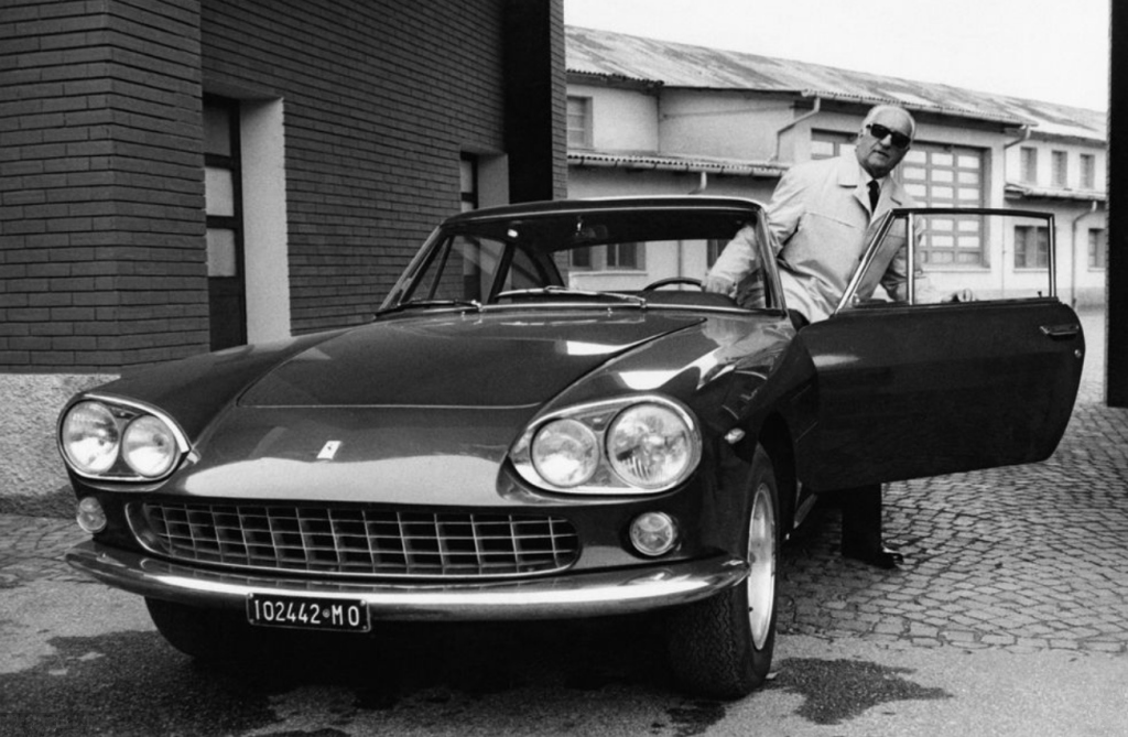 Stars & Cars 3 Enzo Ferrari apenádose de su Ferrari 330 GT 2+2 en 1966 | Mondadori Portfolio