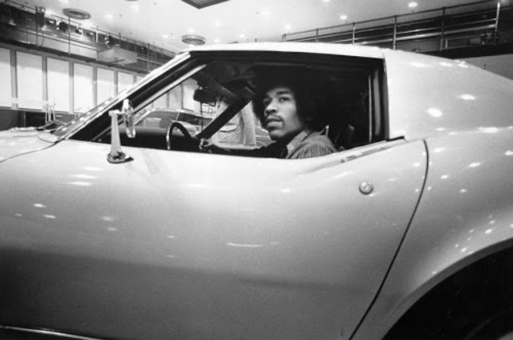 Stars & Cars 3 Jimmy Hendrix con su Corvette en 1969 | Michael Ochs Archives:Getty Images