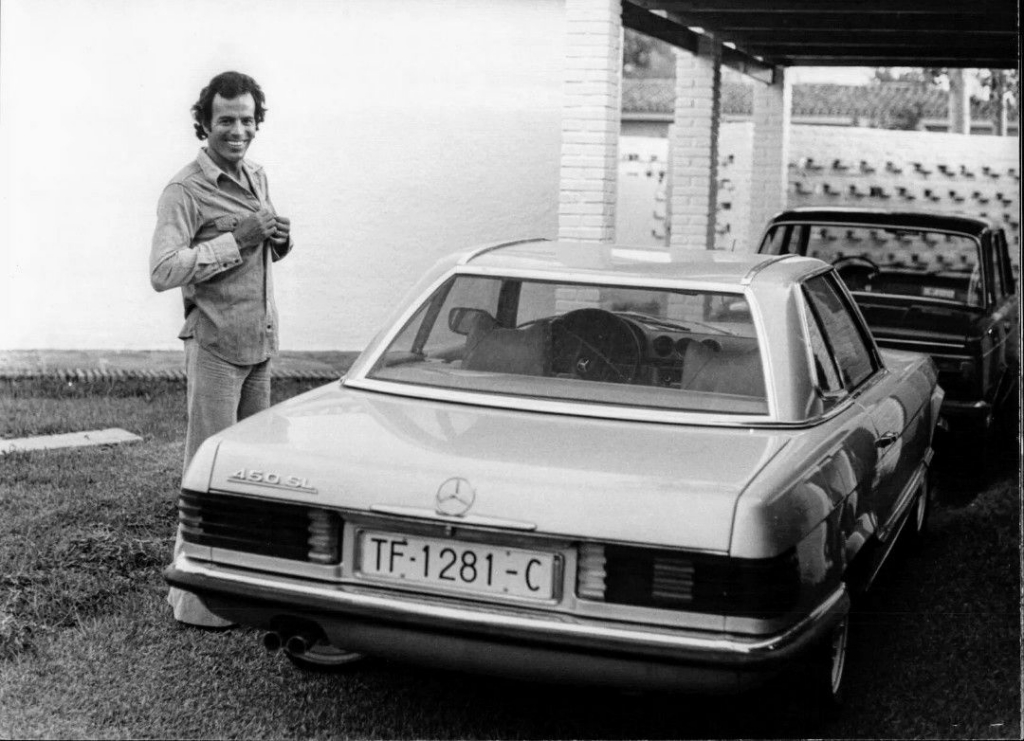 Stars & Cars 3 Julio Iglesias con su Mercedes-Benz 450 SL de 1973