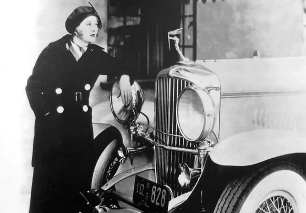 Stars & Cars 3 La actriz Carole Lombard con su Duesenberg Model J de 1934