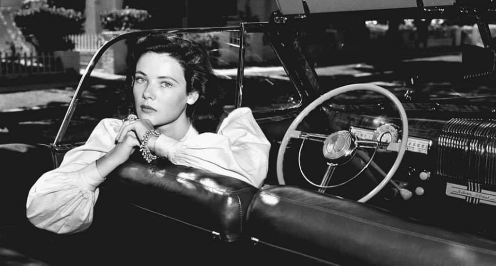 Stars & Cars 3 La actriz Gene Tierney con su Pontiac Silver Streak en los años 40