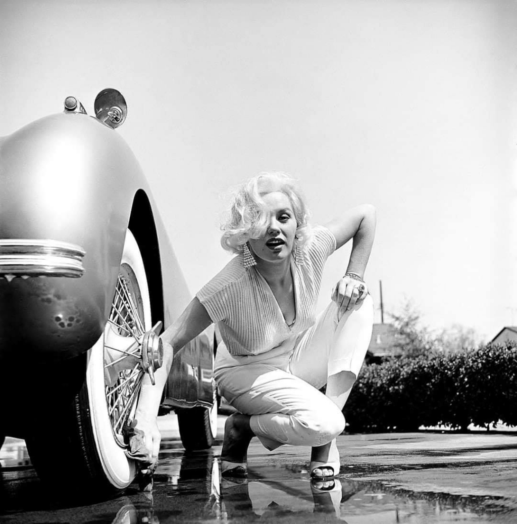 Stars & Cars 3 La actriz Mamie Van Doren lavando las ruedas de su Jaguar XK en Los Angeles en 1954 | Loomis Dean:The LIFE Picture Collection:Getty Images