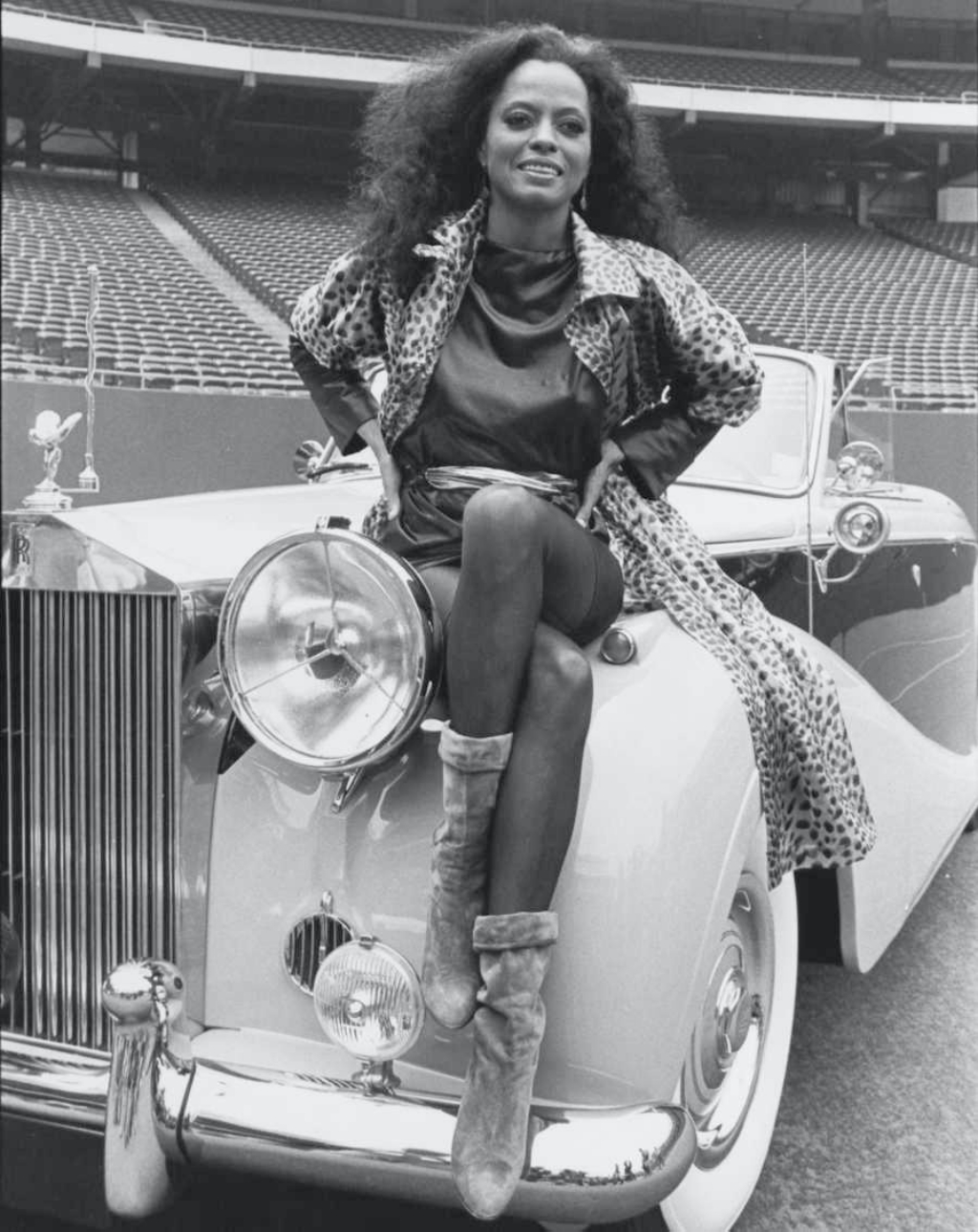 Stars & Cars 3 La cantante Diana Ross, sobre el capó de su Rolls-Royce de 1949 | The LIFE Picture Collection via Getty Images