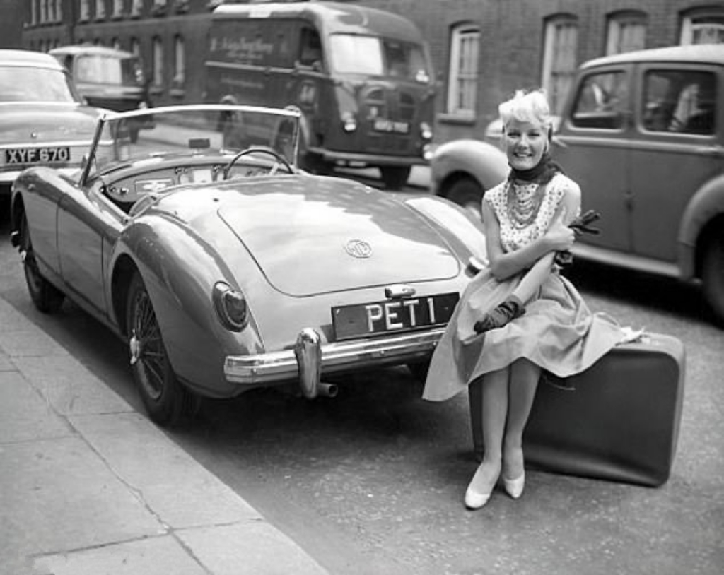 Stars & Cars 3 La cantante y actriz Petula Clark en 1960 con su Turner 950 | mptvimages:eyevine