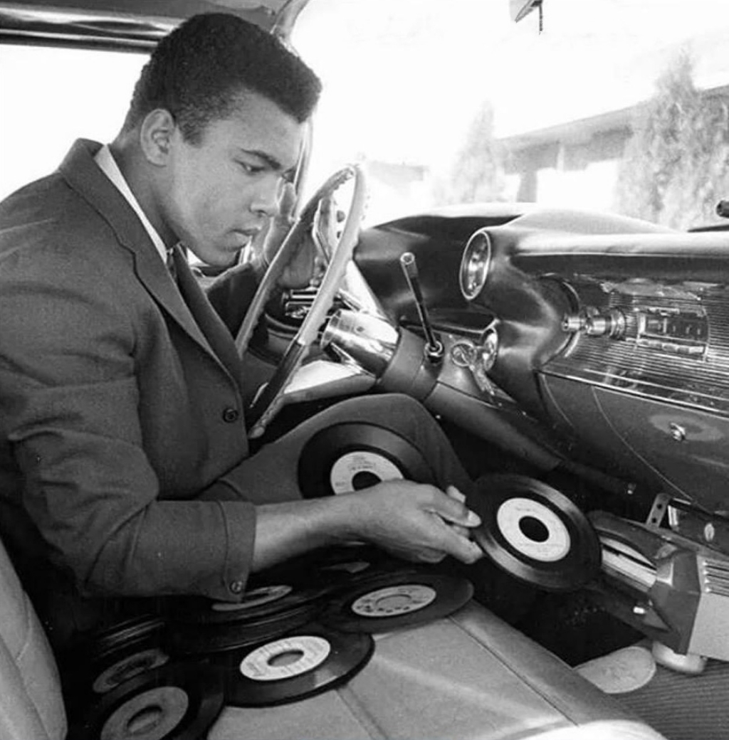 Stars & Cars 3 Muhammad Ali cambiando discos en su Cadillac Eldorado en 1968