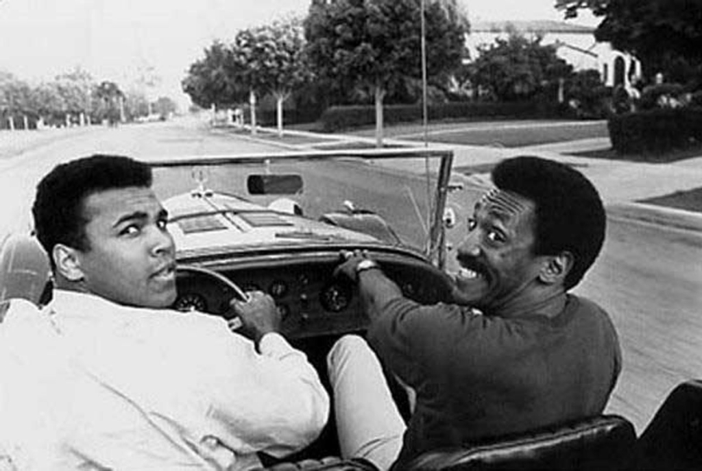 Stars & Cars 3 Muhammad Ali y Bill Cosby en un Excalibur SS Roadster de 1965