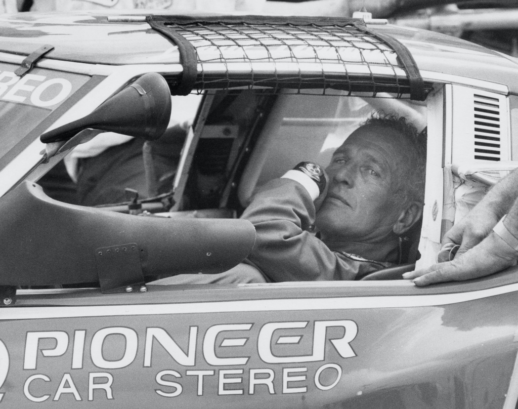 Stars & Cars 3 Paul Newman en el circuito de Riverside Raceway en 1981 | Ron Galella:WireImage