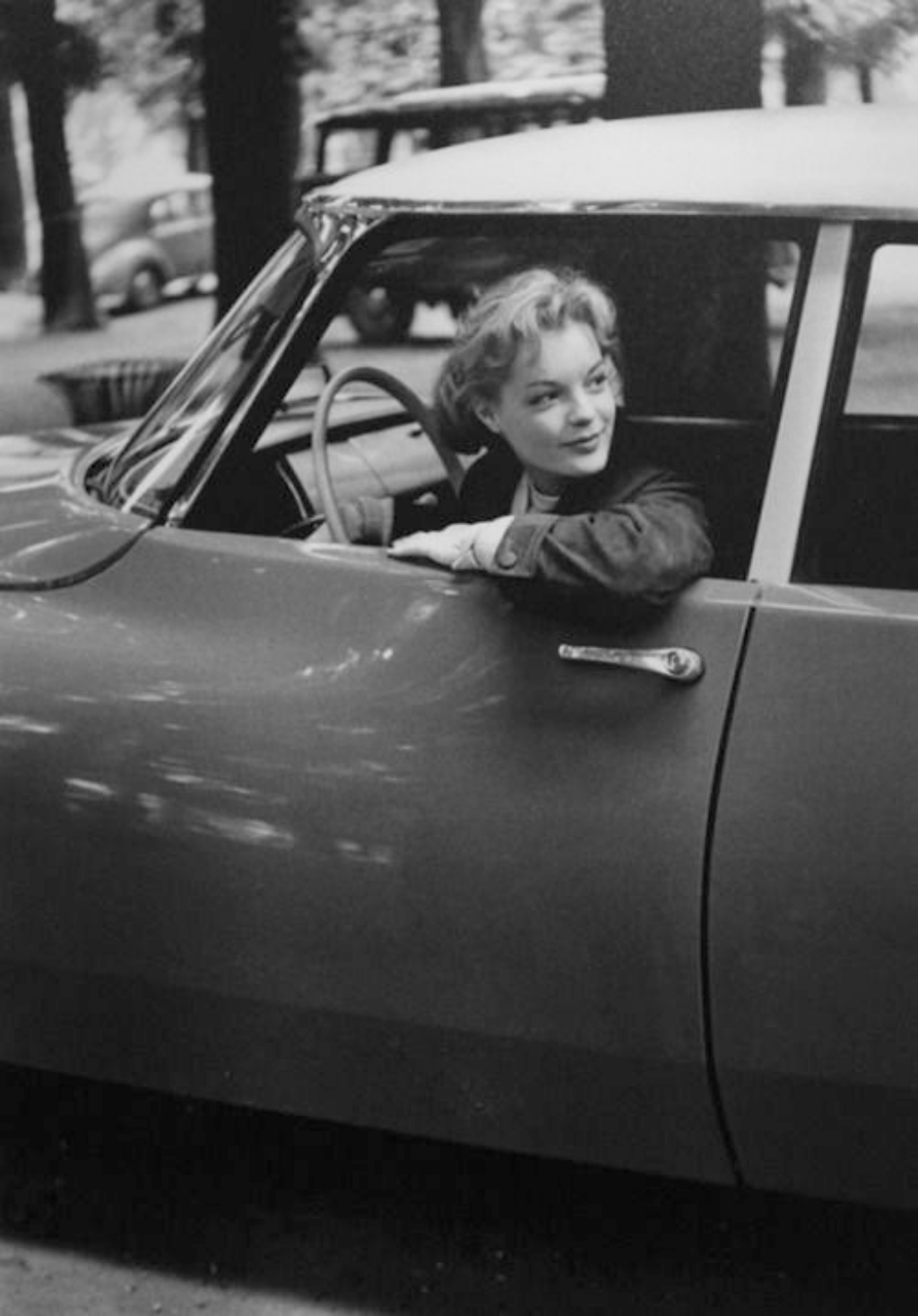 Stars & Cars 3 Romy Schneider con un Citroën DS en Paris en 1957