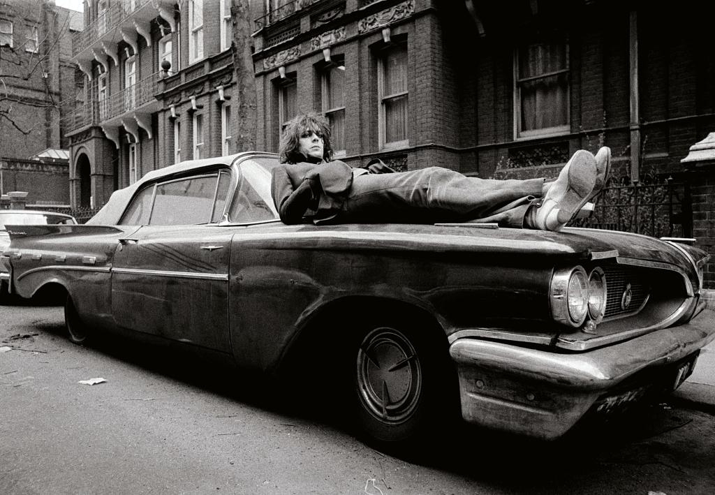 Stars & Cars 3 Syd Barret de Pink Floyd con su Pontiac Parisienne, a finales de los años 60 | Mick Rock
